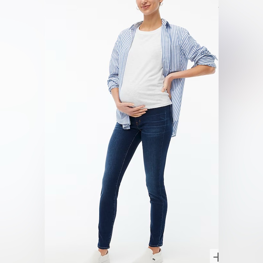 Excellent condition maternity dark jeans. Size PS small 24 or 25 petite